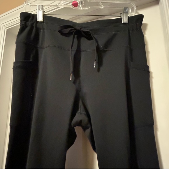 90 Degrees black leggings with draw string design and pockets 
Size XL - Picture 4 of 6